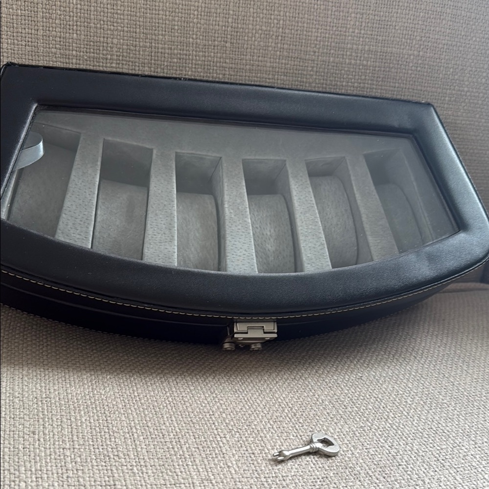 ⭐️- Bey Berk Black Leather Watch Display Case with locking clasp! 6 watches!